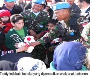 pasukan-konga-xiiib-membagikan-boneka-teddy-indobatt-bagi-anak-lebanon_110208
